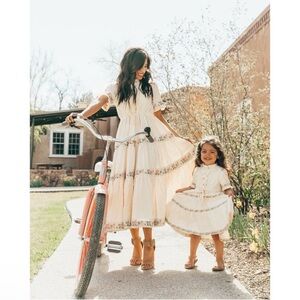 Ivy City Co Cream Floral Midi Dress